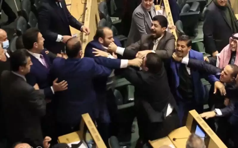 قرار اللجنة القانونية بمشاجرة النواب الإثنين