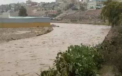 ارتفاع منسوب سيل الزرقاء يغلق شارع