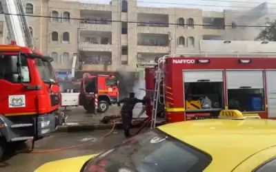 حريق مستودع مواد بناء داخل مبنى