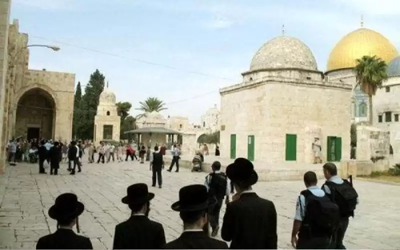 عشرات المستوطنين المتطرفين يقتحمون الأقصى