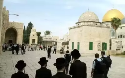عشرات المستوطنين المتطرفين يقتحمون الأقصى