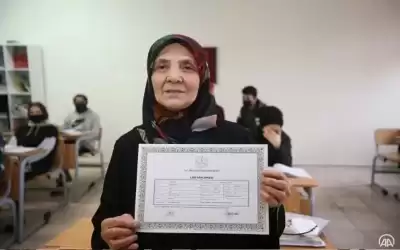 مسنة تركية تحصل على شهادة الثانوية