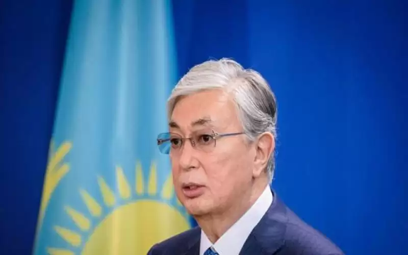 رئيس كازاخستان يعلن تخفيف القيود عن