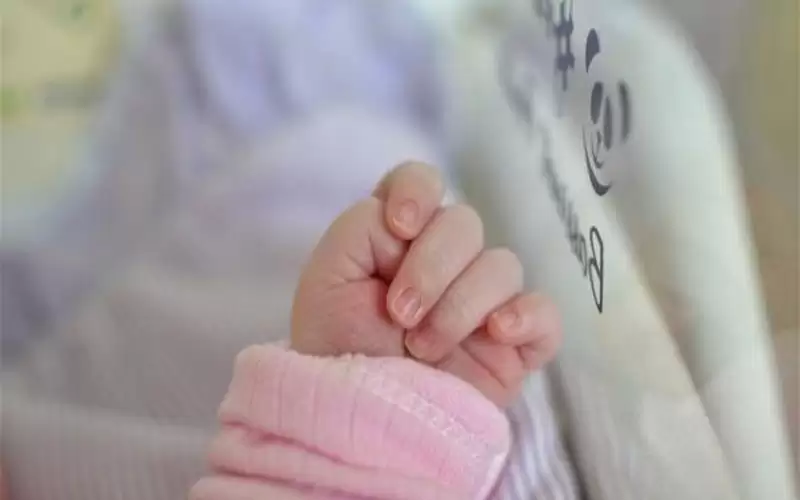 العثور على طفلة حديثة الولادة ملقاة