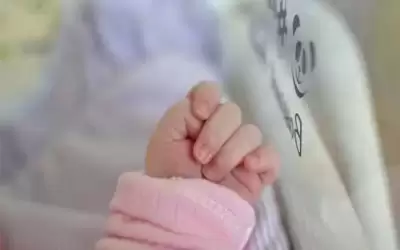 العثور على طفلة حديثة الولادة ملقاة