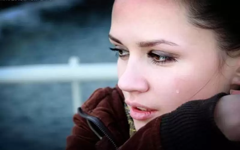 هل دموع المرأة تطيل عمرها؟