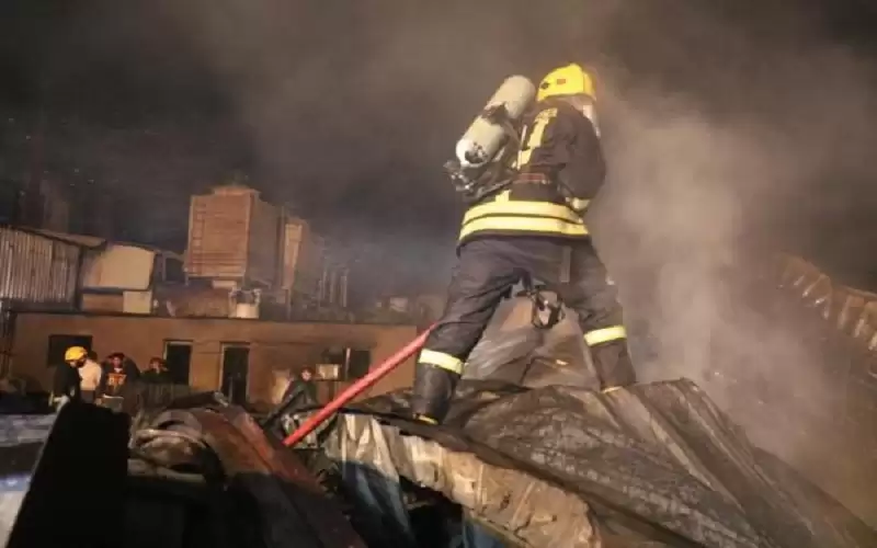 وفاة شخص إثر حريق مصنع في