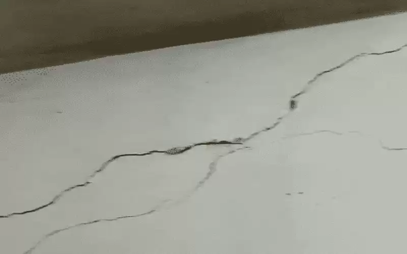 تشقق جدران منزل في اربد بسبب