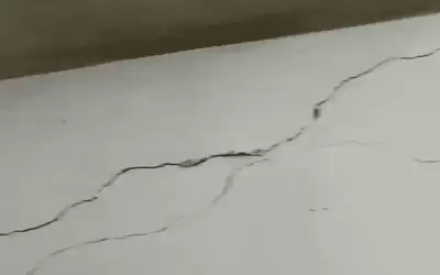تشقق جدران منزل في اربد بسبب