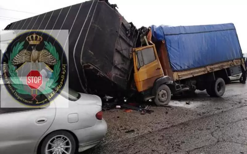 وفاة واصابة بتصادم شاحنتين على طريق