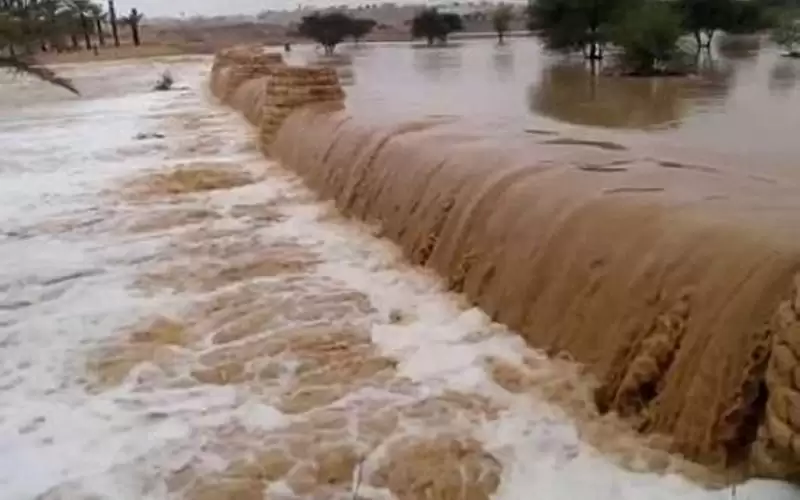 ترحيل القاطنين قرب مجاري السيول والأودية