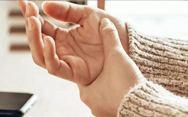 أسباب كثيرة لتنميل اليدين.. عليك معرفتها