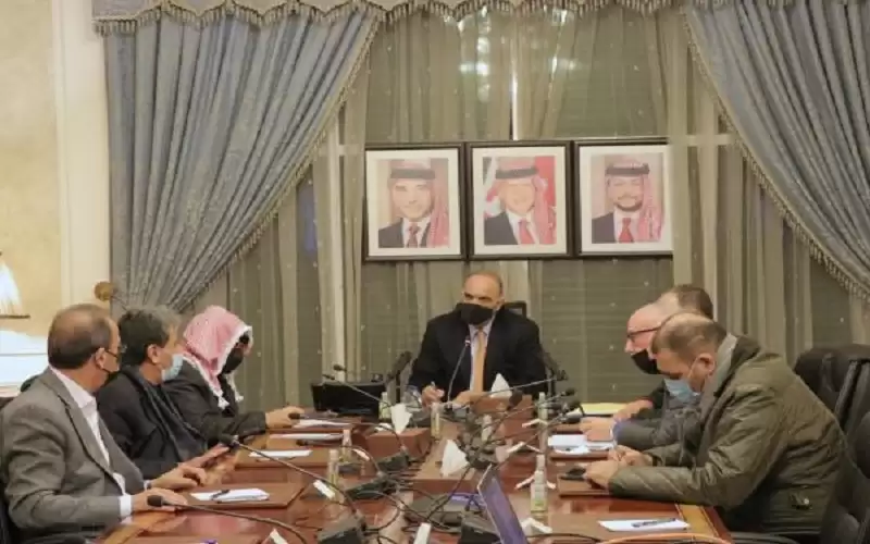 رئيس الوزراء يدعو الأردنيين لعدم الخروج