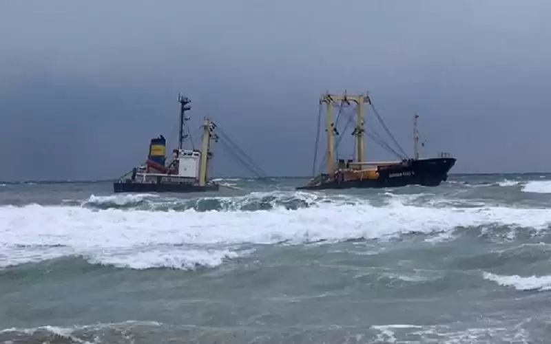 انشطار سفينة مصرية بسبب الظروف الجوية