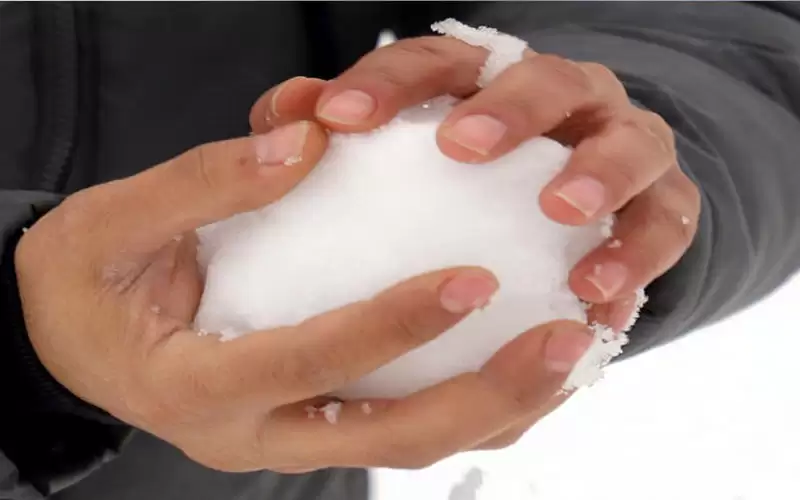 الامن يحذر من وضع الاحجار بكرات