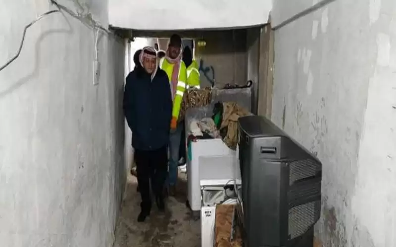 ترحيل 13 شخصا من بيت آيل