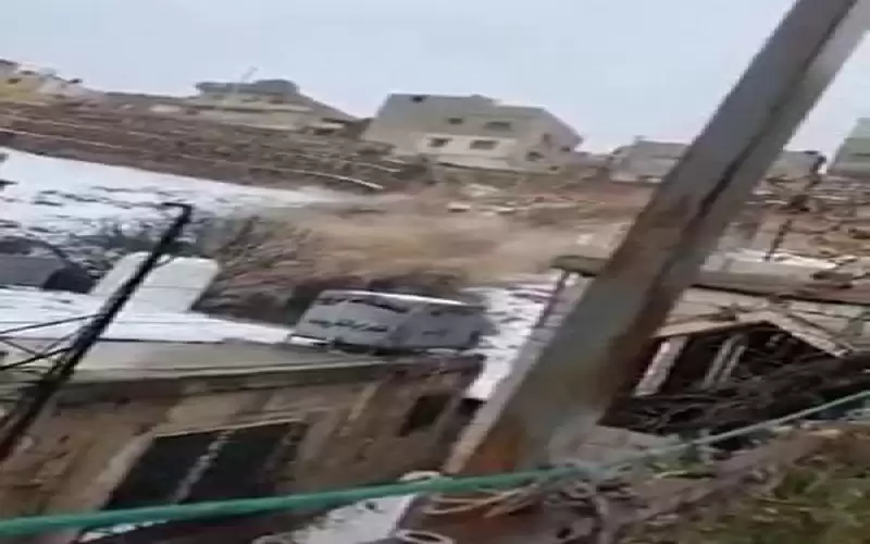 سقوط سلاسل حجرية يغلق شارعا في