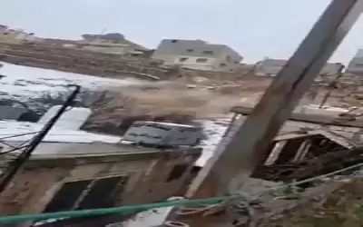 سقوط سلاسل حجرية يغلق شارعا في