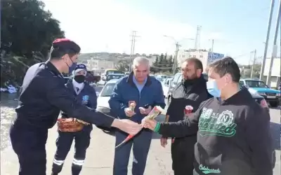 الامن العام يوزع الورود على المواطنين