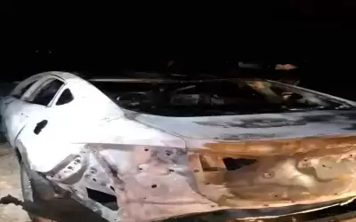 شخص يسلب ويحرق مركبة في عمان