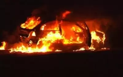 شخص يحرق مركبة اخر في عمان