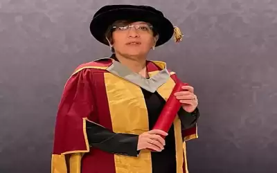 جامعة بريطانية تمنح الزميلة فرج شهادة