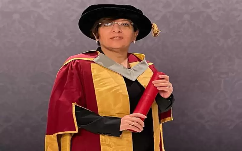 جامعة بريطانية تمنح الزميلة فرج شهادة