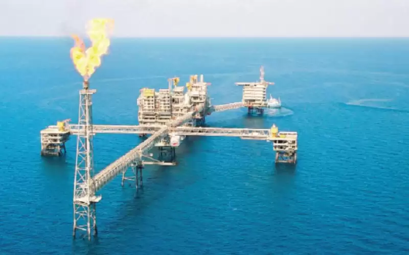 النفط يغلق بلا تغير يذكر رغم