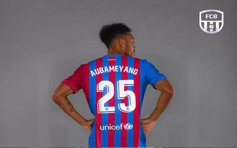 رسميا.. برشلونة يعلن تعاقده مع أوباميانج