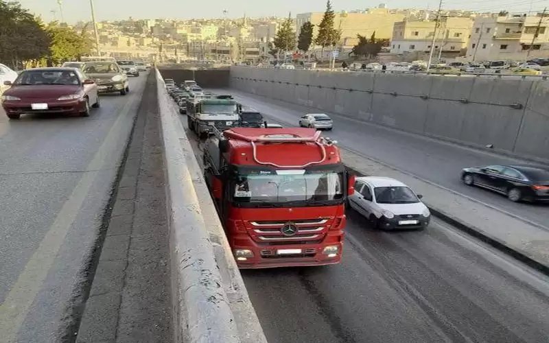 ازدحامات خانقة بسبب تعطل مركبة شحن