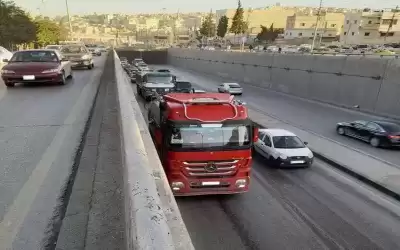 ازدحامات خانقة بسبب تعطل مركبة شحن
