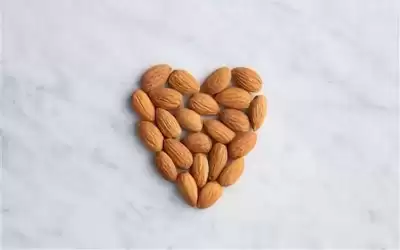 اللوز .. صديق القلب