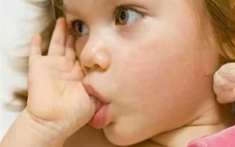 10 عادات فموية عند الأطفال كل