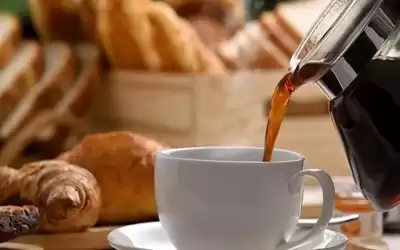 خبيرة تغذية تنصح بشرب القهوة أثناء