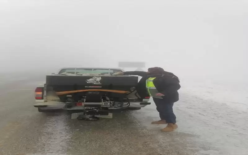 نثر الملح على الطرقات المعرضة للانجماد