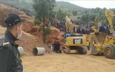 الاستعانة بأنابيب أسمنتية لإخراج الطفل ريان