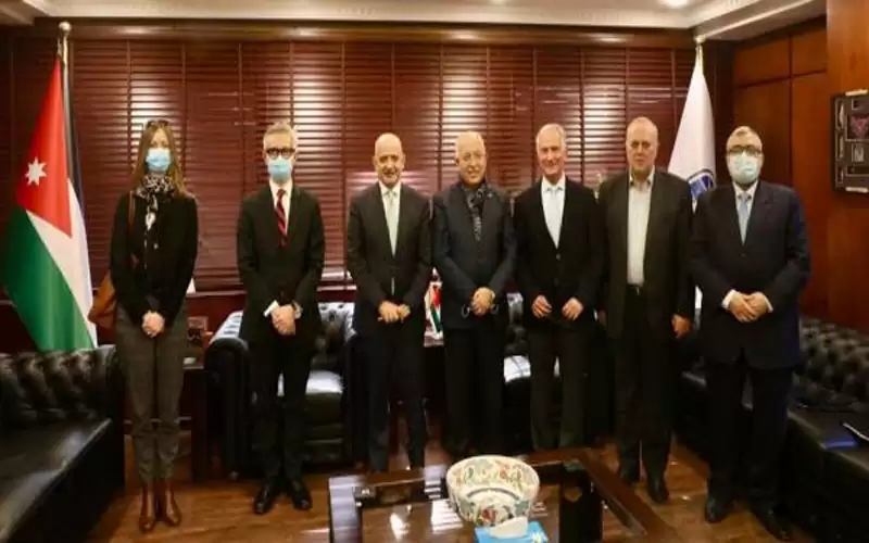 تجارة عمان تبحث تعزيز العلاقات التجارية