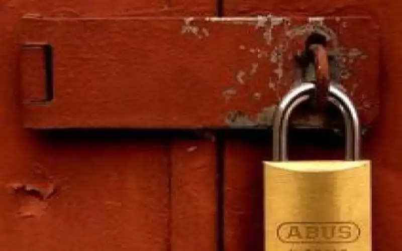 الكرك: إغلاق منشأتين لمخالفتهما أمر الدفاع