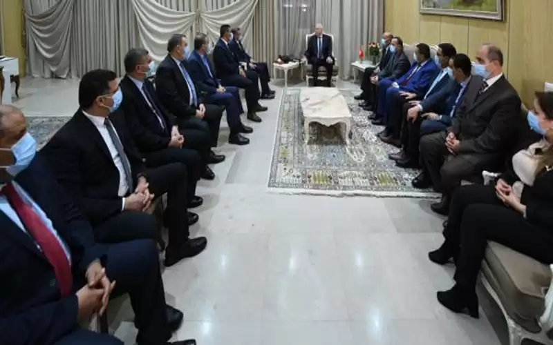 الرئيس التونسي يحل المجلس الأعلى للقضاء