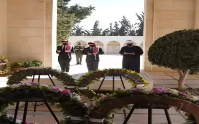 الملك وولي العهد يزوران ضريح الملك