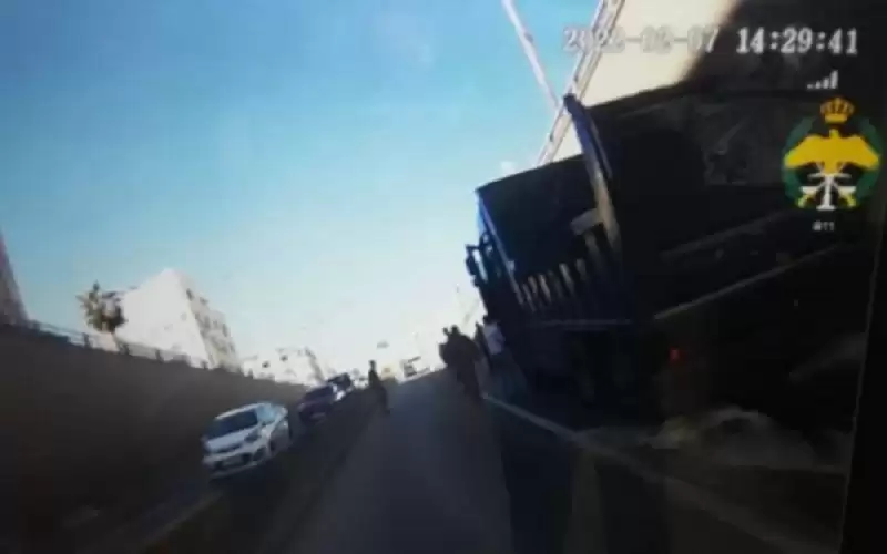 تعطل مركبة شحن في نفق السابع