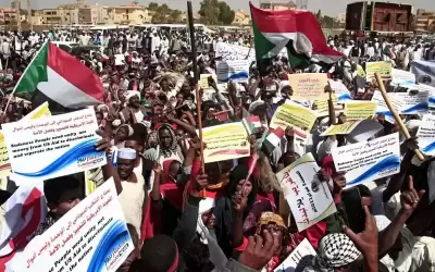 الشرطة السودانية تطلق الغاز المسيل لتفريق