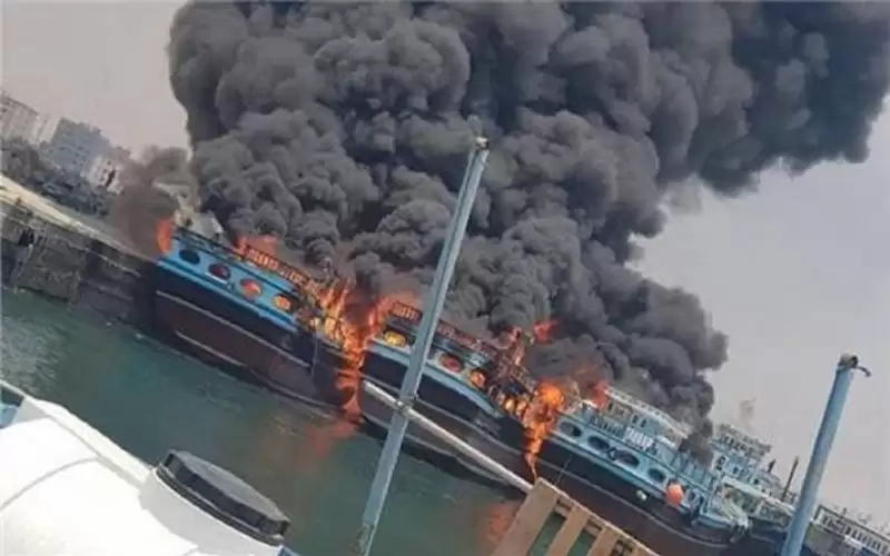 حريق هائل يأتي على 7 سفن