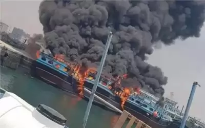 حريق هائل يأتي على 7 سفن