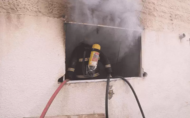 اخماد حريق مستودع داخل إحدى العمارات