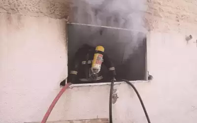 اخماد حريق مستودع داخل إحدى العمارات
