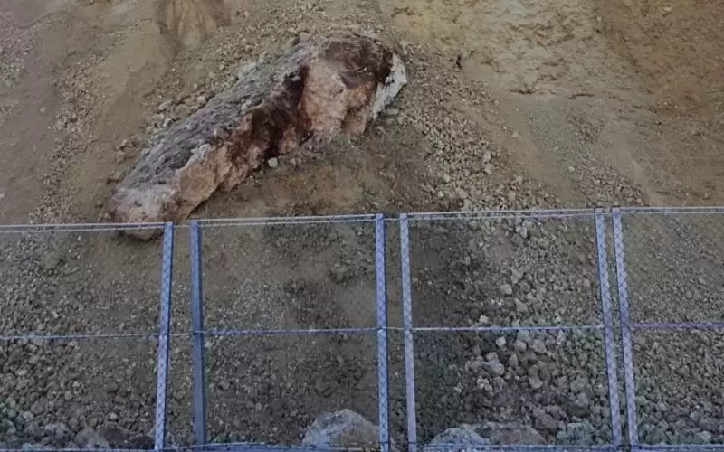 إزالة صخرة آيلة للسقوط على شارع