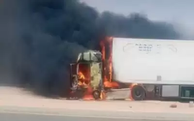 الدفاع المدني يخمد حريق شاحنة محملة