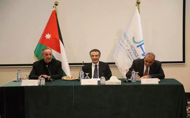 مطالب بإلغاء فحص كورونا في المطارات