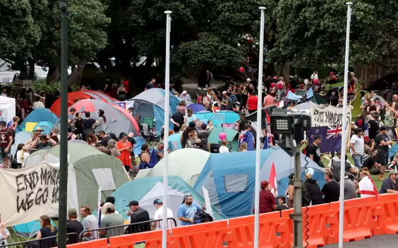 محتجون على قيود كورونا يحاصرون البرلمان